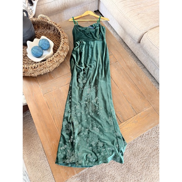 Marchesa Notte Cowl-Neck Embroidered Velvet Gown in Sage Green Size 4 - Picture 11 of 11